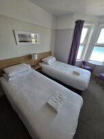 Standard Twin Room, Ensuite | Individually decorated, individually furnished, desk, travel crib