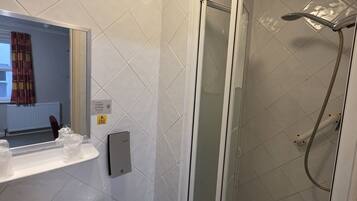 Standard Twin Room, Ensuite | Bathroom | Hair dryer, towels, soap, shampoo