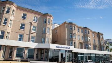 Vista frontal de la propiedad