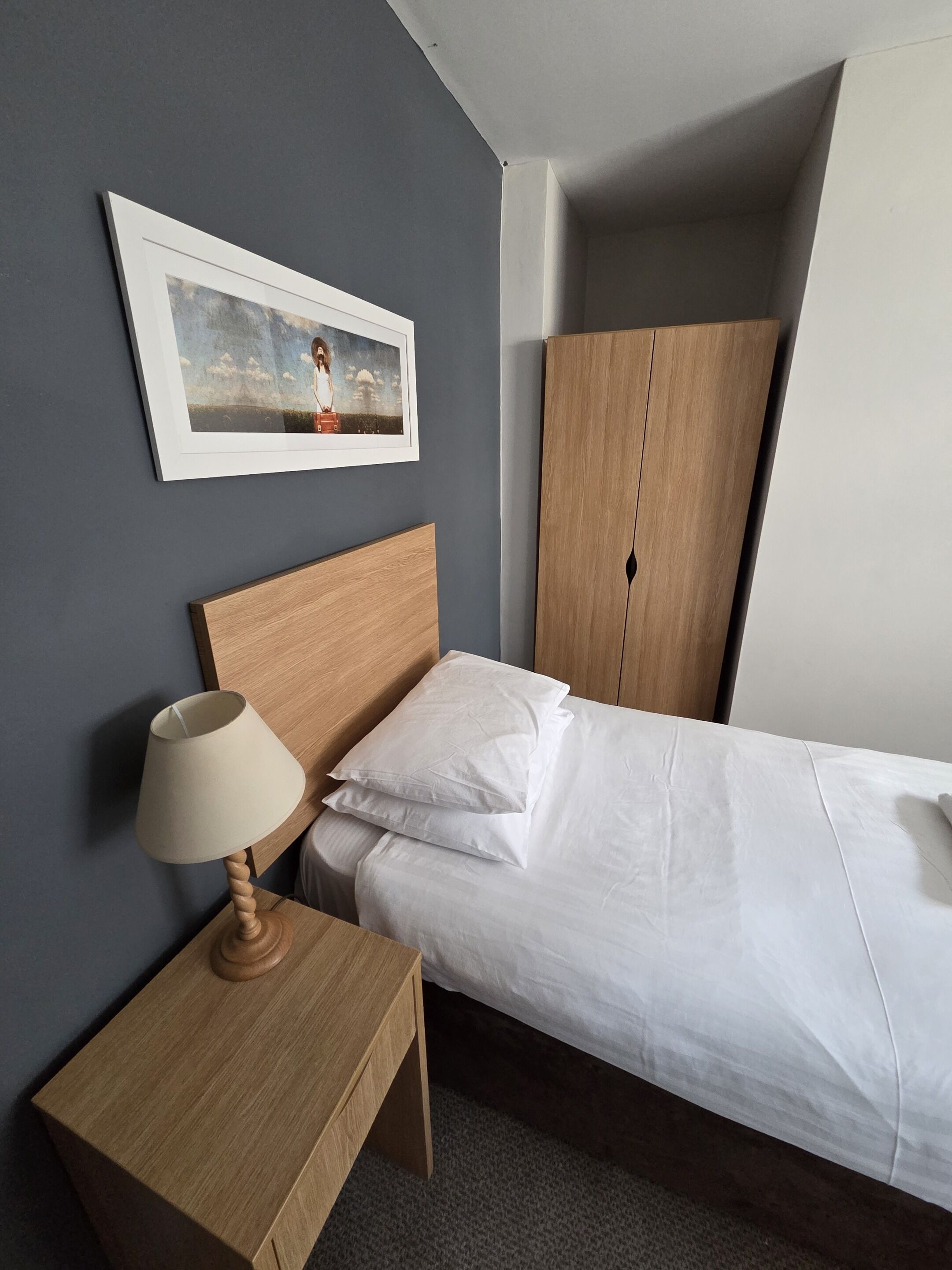 Single Room | Dihias secara berasingan, dilengkapkan perabot secara berasingan, meja 