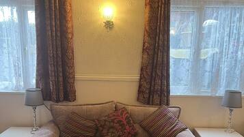 Hypo-allergenic bedding, iron/ironing board, free WiFi, bed sheets