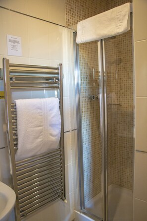 Articles de toilette gratuits, sĂšche-cheveux, serviettes fournies