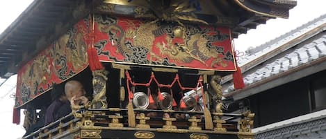 Um edifício tradicional com decorações elaboradas e uma varanda.
