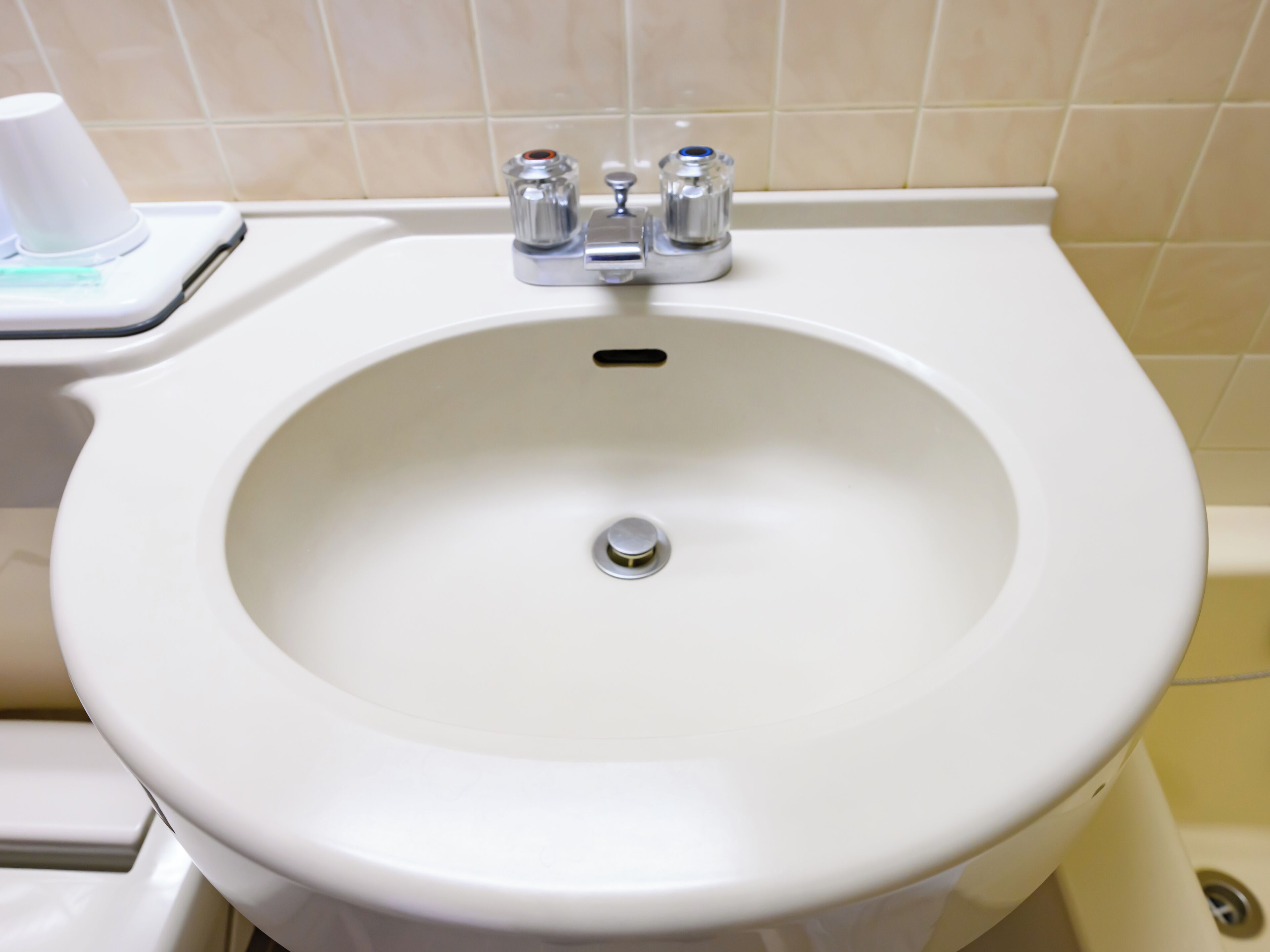 combined shower/bathtub, free toiletries, hair dryer, slippers