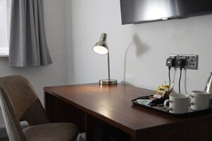 Escritorio, tabla de planchar con plancha, wifi gratis y ropa de cama 