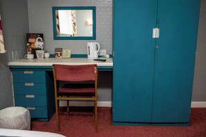 Escritorio, tabla de planchar con plancha, wifi gratis y ropa de cama