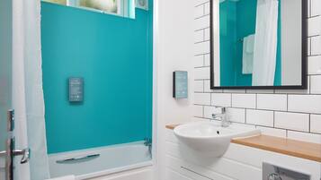 Accessible Double | Bathroom | Combined shower/tub, towels