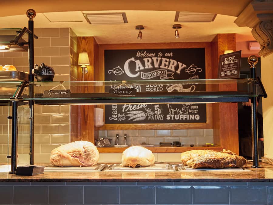 Lunch and dinner served, international cuisine