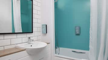 Kombination af bruser/badekar, håndklæder