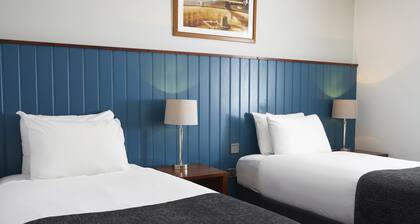 The Longshoot Hotel by Greene King Inns