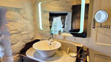 Double Room, 1 King Bed (Manaton) | Egyptian cotton sheets, premium bedding, pillowtop beds, desk