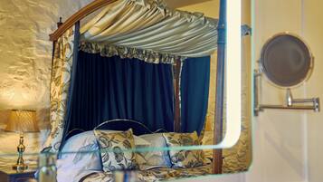 Double Room, 1 King Bed (Manaton) | Egyptian cotton sheets, premium bedding, pillowtop beds, desk