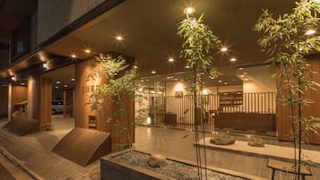 Pintu masuk properti