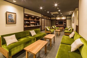 Coin salon dans le hall