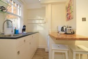 Apartamento básico, 1 habitación (Basement) | Cocina privada | Frigorífico, microondas, horno y placa de cocina