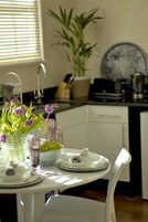 Comfort Apartment, 1 Bedroom | Private kitchen | Fridge, microwave, oven, stovetop