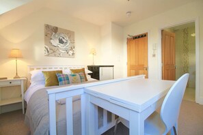 1 Schlafzimmer, Schreibtisch, laptopgeeigneter Arbeitsplatz