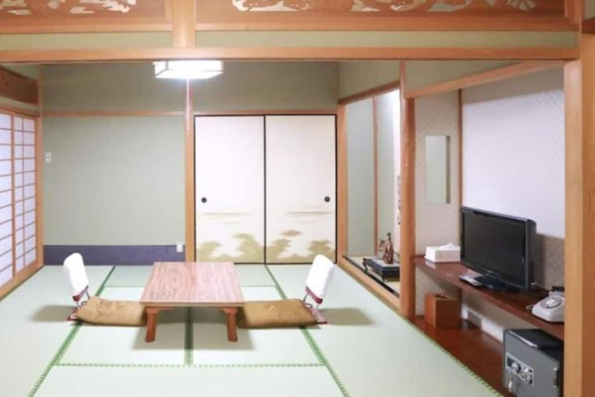 Traditional Room (Japanese Style, with 14 Tatami Mats)