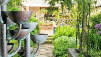 Un chemin bordé de jardinières et un bâtiment en arrière-plan.