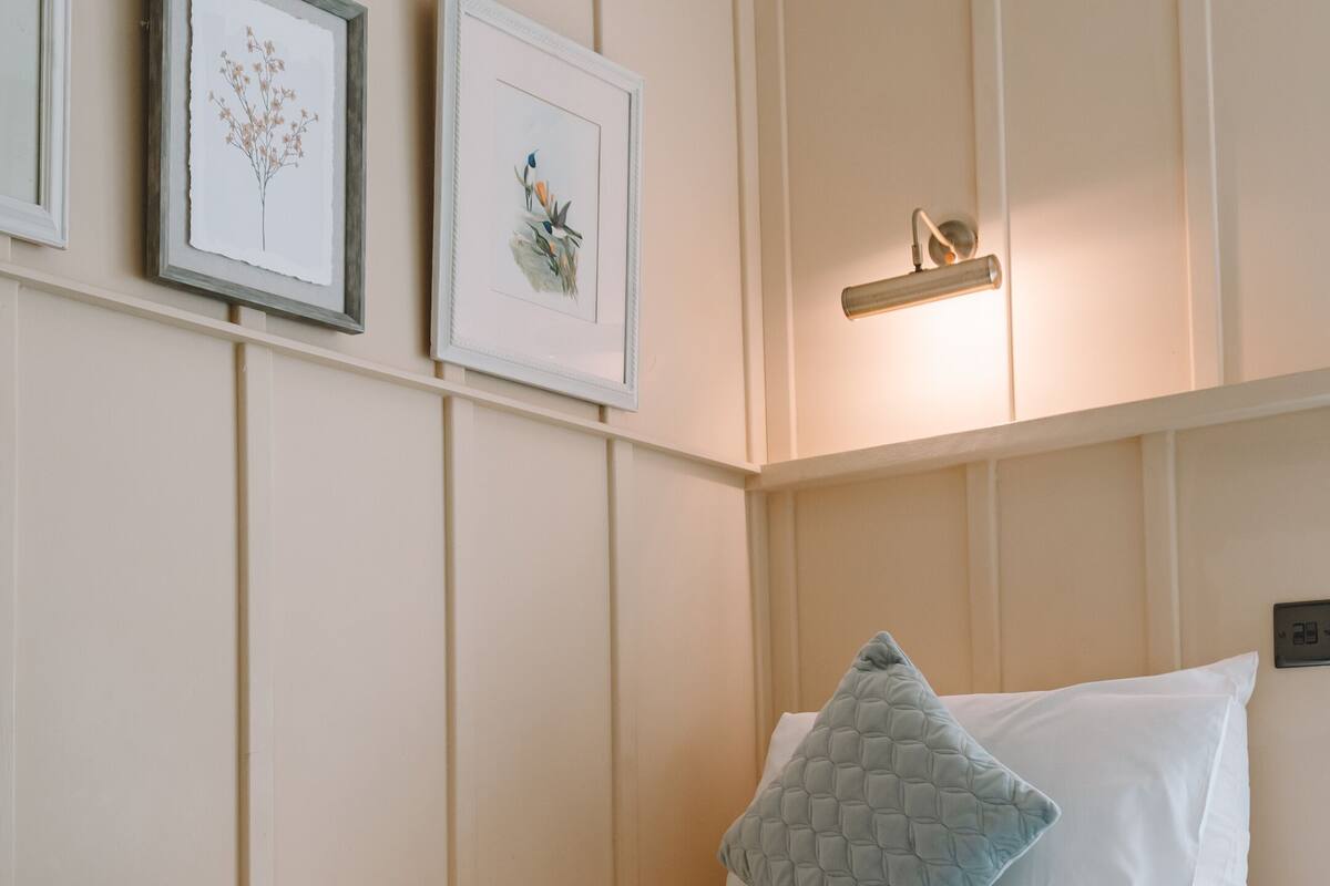 single room, 1 bedroom, ensuite | in-room safe, desk, free wifi, bed sheets