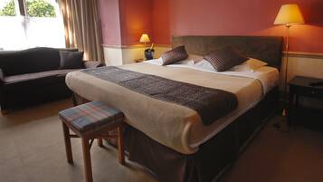 Escritorio, sistema de insonorización, tabla de planchar con plancha