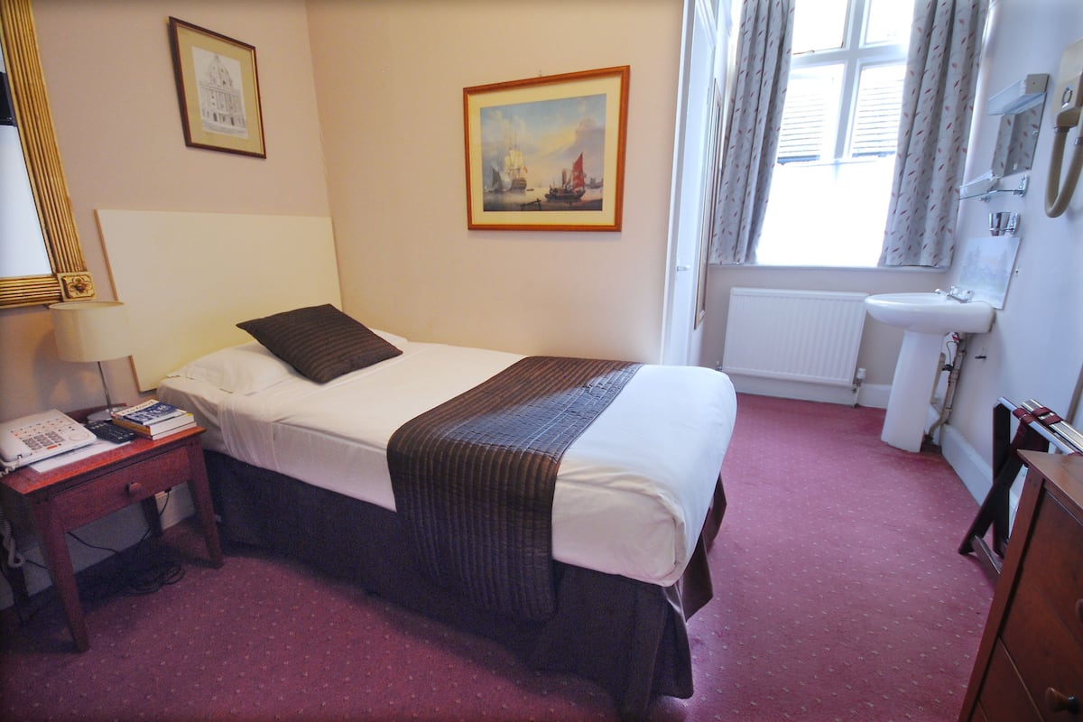Desk, soundproofing, iron/ironing board, free WiFi
