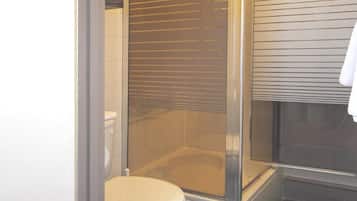 Ducha y bañera combinadas y artículos de higiene personal gratuitos