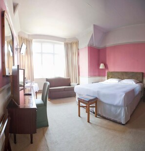 Desk, soundproofing, iron/ironing board (on request), WiFi (free) - The Tree Hotel at Iffley (Oxford)