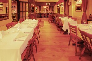 供應早餐、午餐、晚餐；印度菜