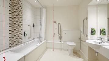 Standard-Doppelzimmer, barrierearme Badewanne | Badezimmer