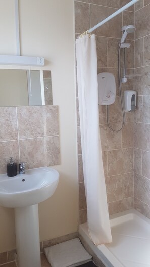 Bathroom shower - Arman Lodge House (Peterborough)