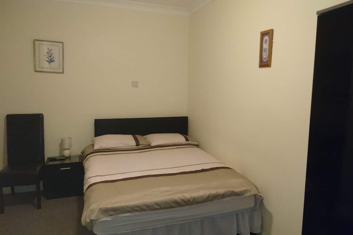Quarto solteiro, suíte | Ferros/tábuas de passar roupa, Wi-Fi de cortesia