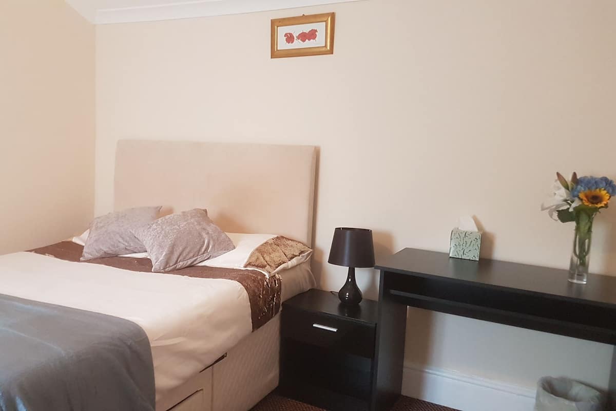 Quarto casal standard, suíte | Ferros/tábuas de passar roupa, Wi-Fi de cortesia