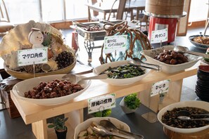 A buffet table with various dishes labeled in Japanese. - Senpokaku (Toba)