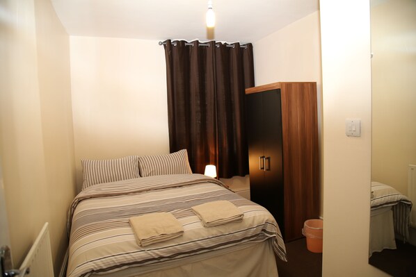 Doppelzimmer, mit Bad | Individuell dekoriert, individuell eingerichtet, Schreibtisch