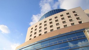 A modern building with a glass facade and a curved entrance area. - Hotel Avalorm Kinokuni (Wakayama)