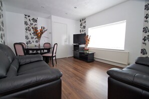 Executive Suite, 1 Bedroom (Second Floor Suite 5) | Living area