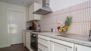 Suite ejecutiva, 1 habitación (Second Floor Suite 5) | Cocina privada | Cafetera y tetera, refrigerador con congelador, microondas y horno 