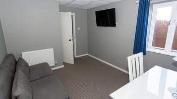 The Apartment | Desk, laptop workspace, free WiFi, bed sheets