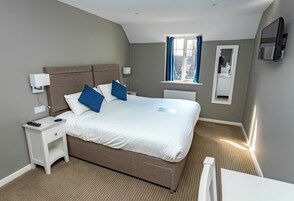 Familien-Vierbettzimmer | Schreibtisch, laptopgeeigneter Arbeitsplatz, kostenloses WLAN