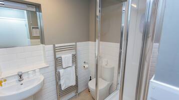 Chuveiro, toalhas de banho