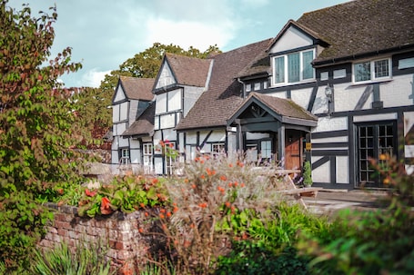Exterior. The Thatch Inn