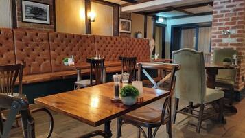 Se sirven desayunos, almuerzos, cenas y cocina británica