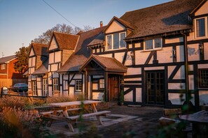 Front of property - The Thatch Inn (Gloucester)