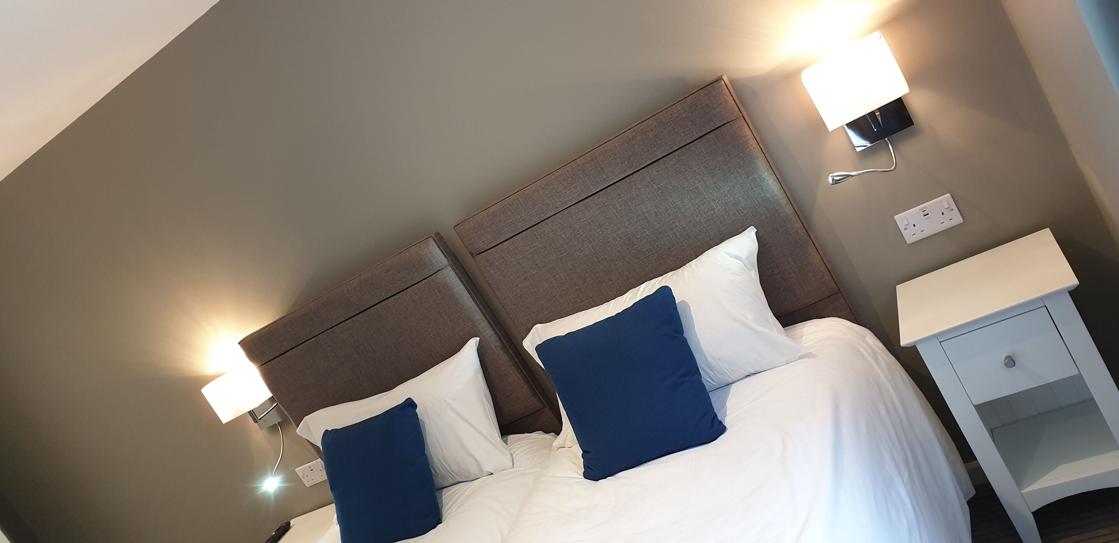 Escritorio, espacio para trabajar con laptop y wifi gratis 