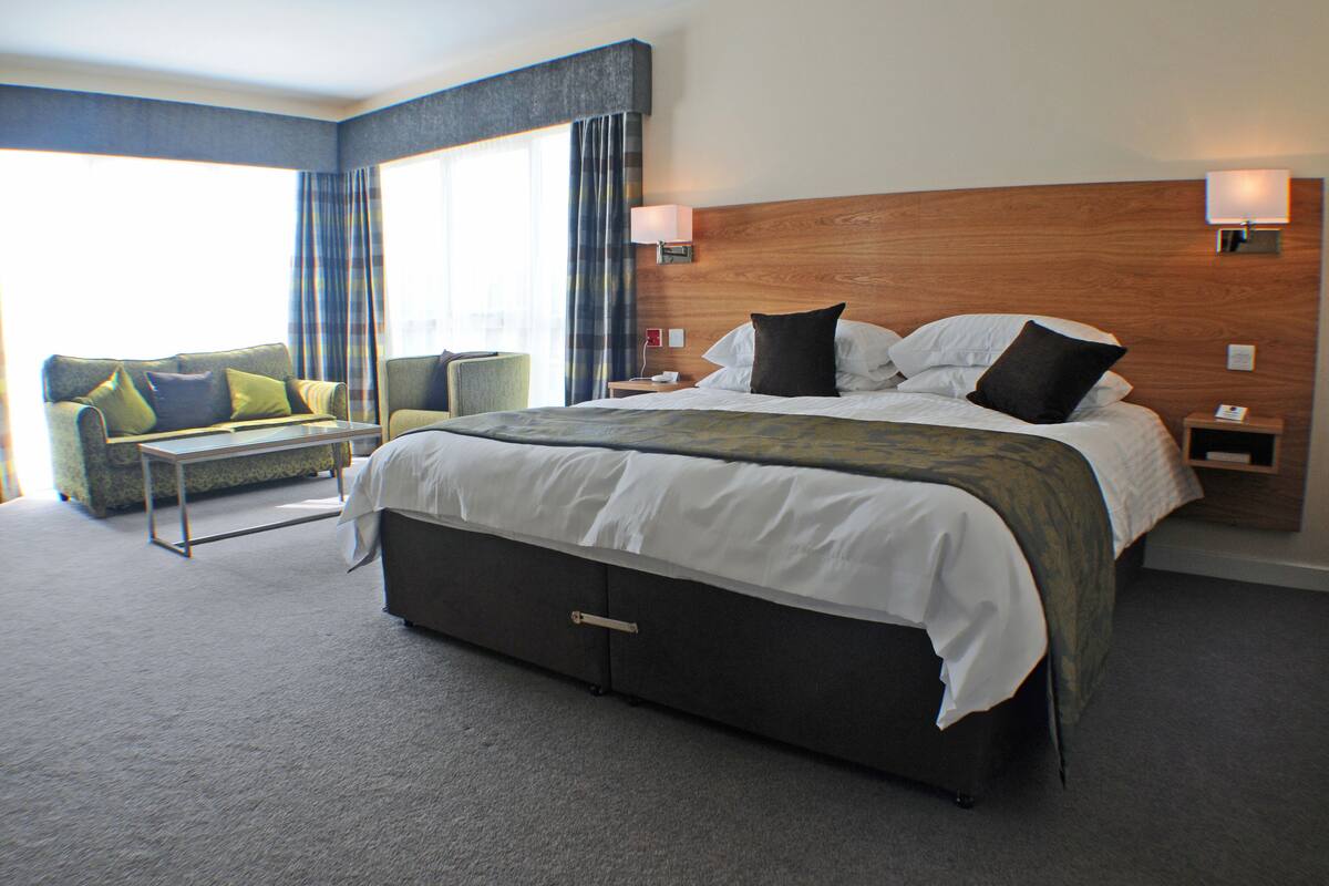 1 bedroom, desk, laptop workspace, blackout curtains