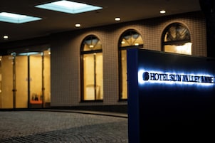 Entrada de un hotel con un cartel que dice 'HOTEL SUN VALLEY ANNEX'.