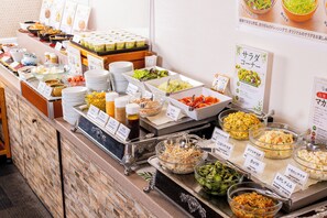 A buffet with various dishes and labels in a foreign language. - Hotel Sun Valley Annex (Beppu)