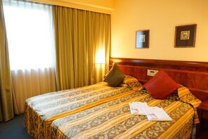 Desk, iron/ironing board, free WiFi, bed sheets - Dukes Hotel Nakasu (Fukuoka)