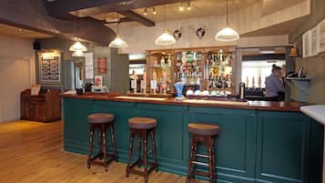 Serves lunch and dinner